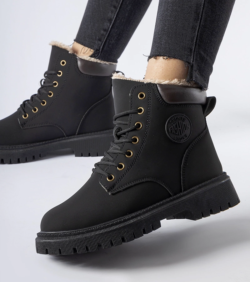 Czarne ocieplane trapery Medole