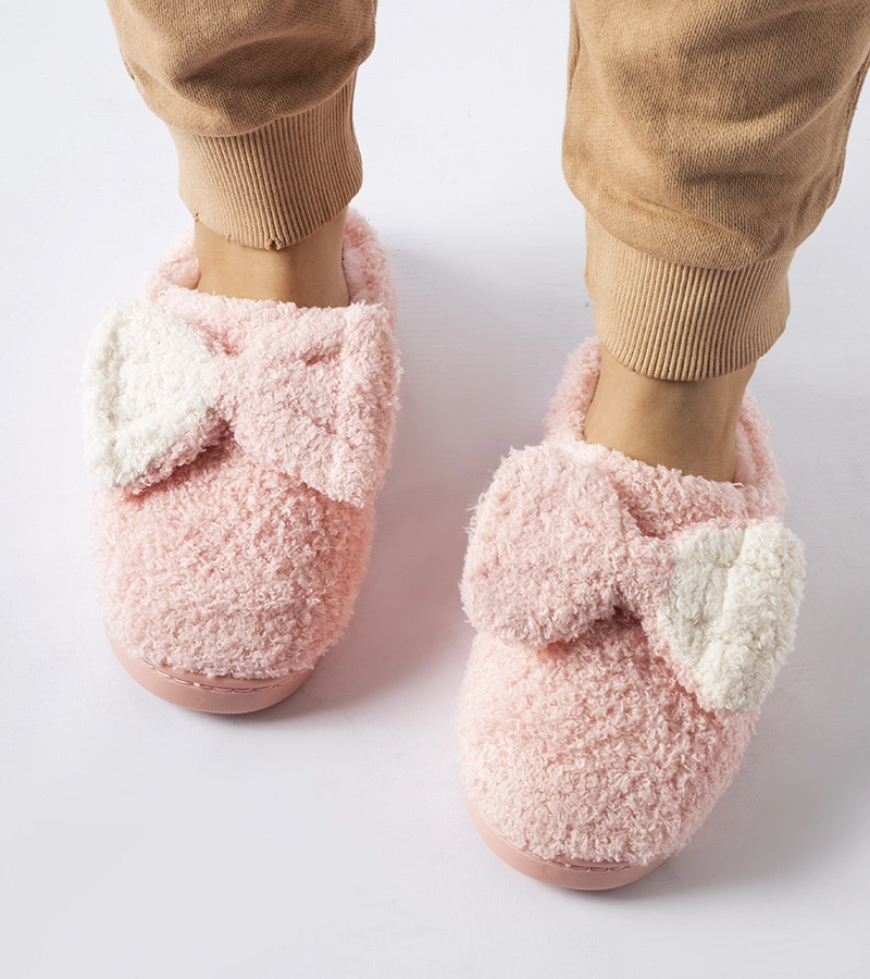 Różowe ciepłe kapcie z kokardką Delfio