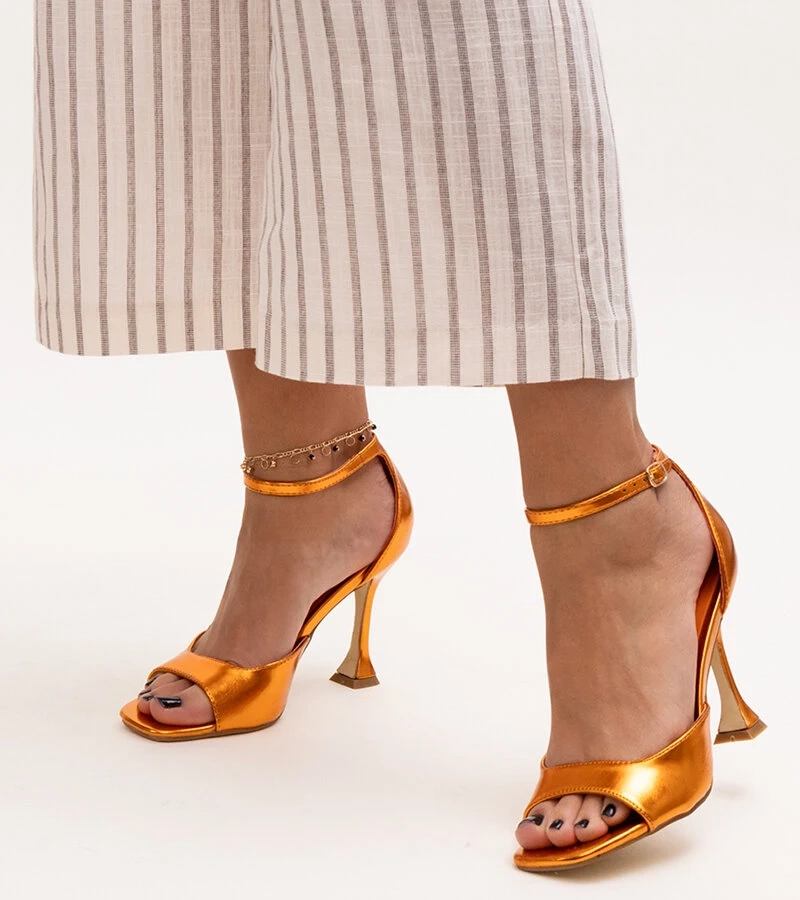 Błyszczące sandały na szpilce z paskiem Delinda