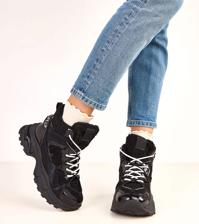 Czarne sznurowane sneakersy z futerkiem Perry