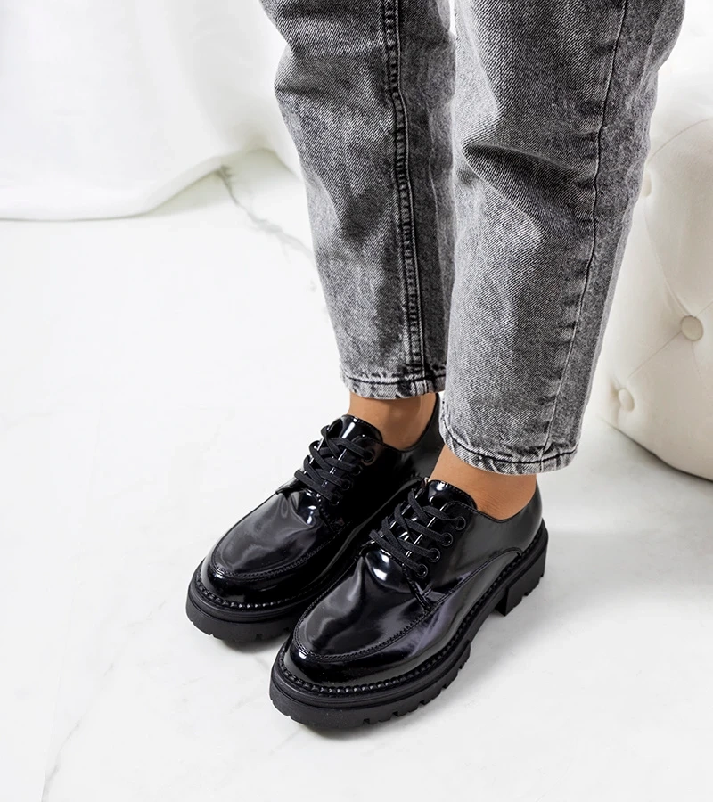 Czarne półbuty na traktorowej podeszwie Markus