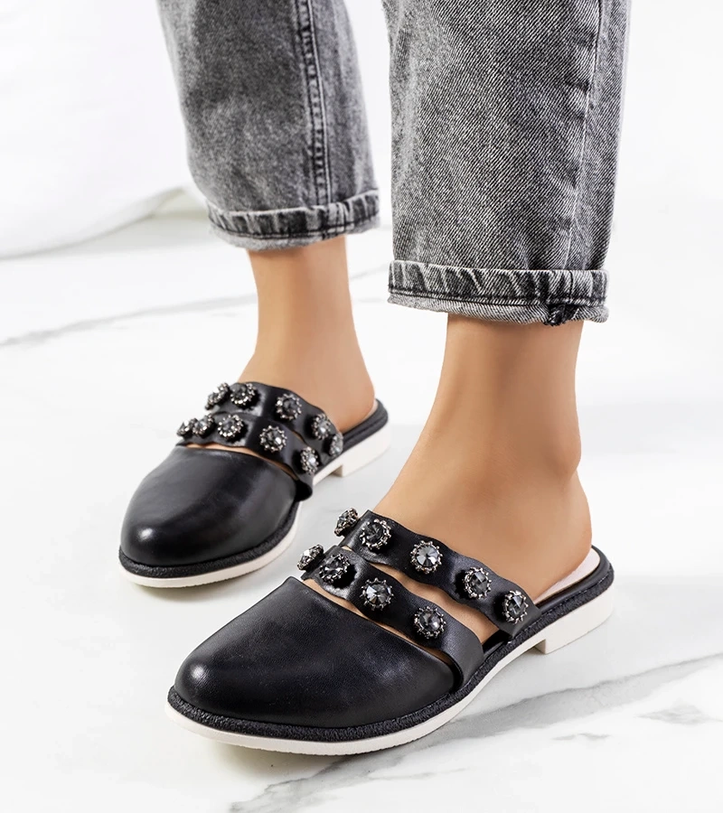 Czarne klapki zdobione ćwiekami Asselt