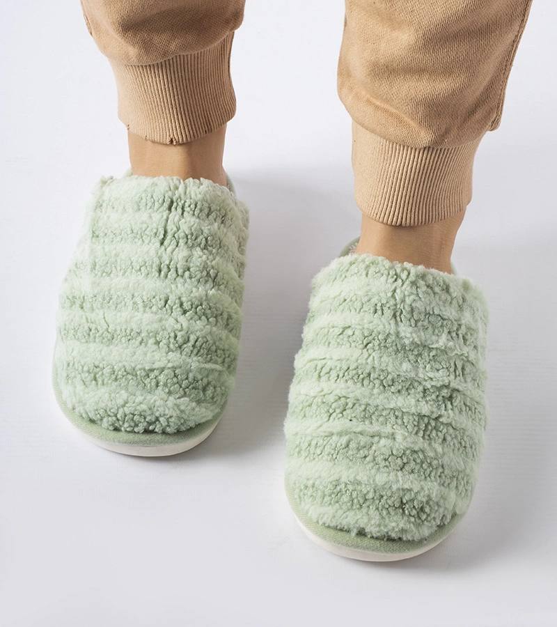 Zielone ciepłe kapcie w paski Agira