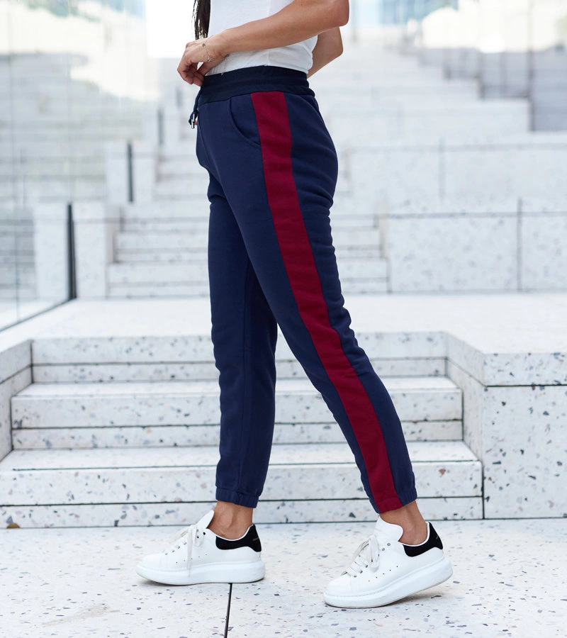 Granatowe spodnie z czerwonymi lampasami Bel