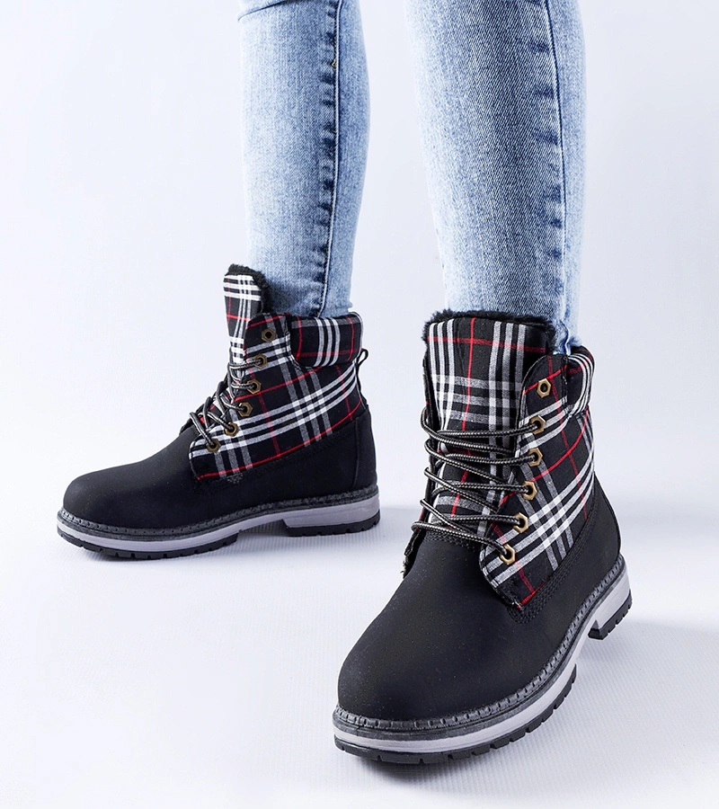 Czarne trapery zdobione kratką Dino