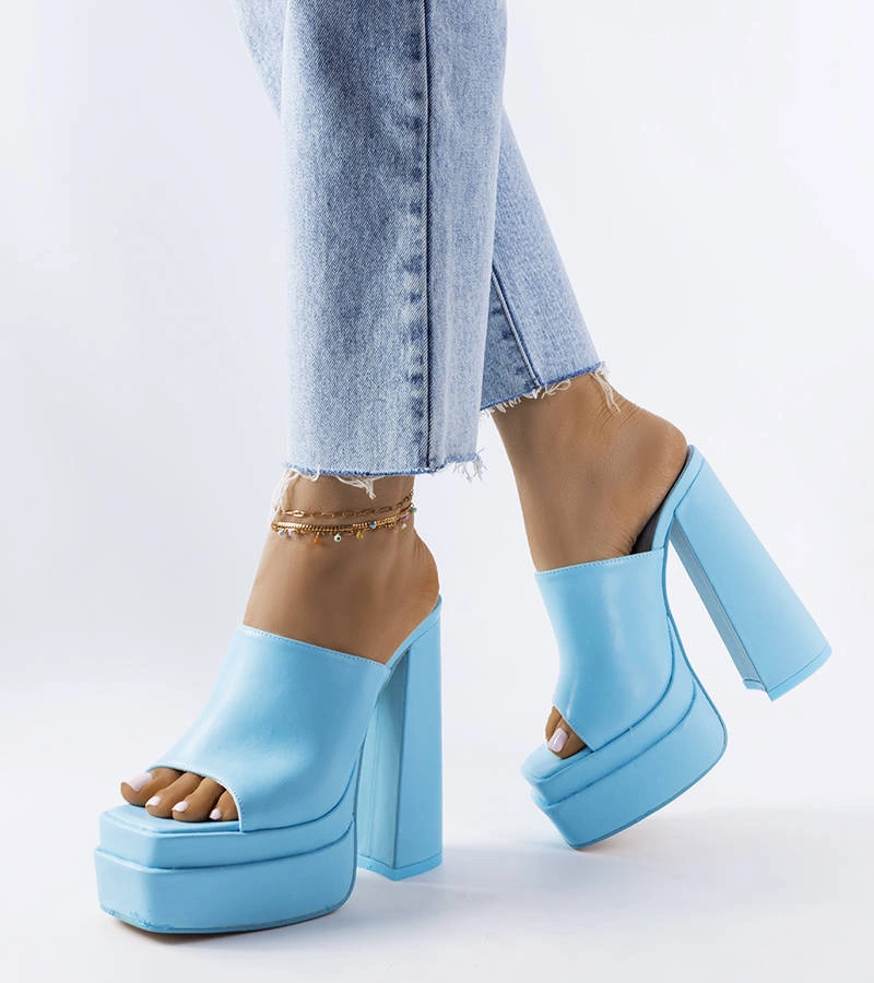 Niebieskie klapki na wysokim obcasie Mercure