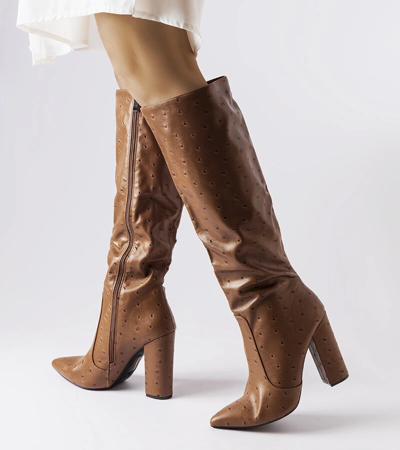 Brązowe kozaki z tłoczeniem na słupku Delfina