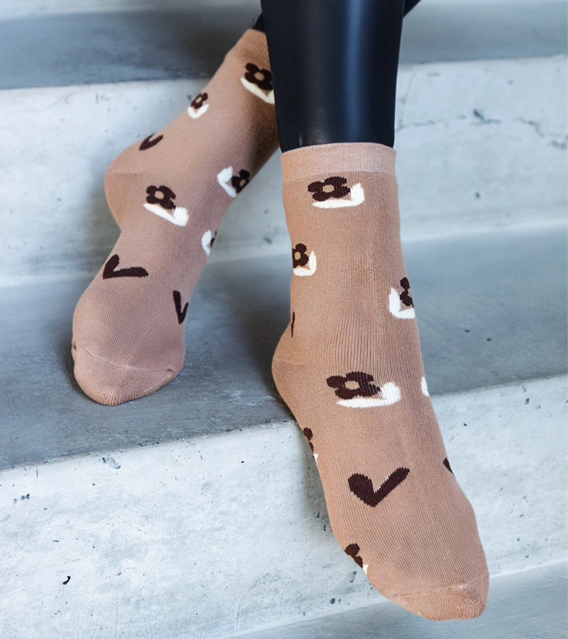 Beżowe ciepłe skarpetki z kwiatuszkami Sella