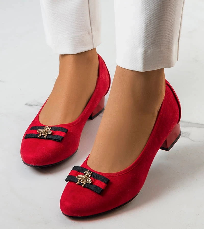 Czerwone czółenka z muchą Vijver